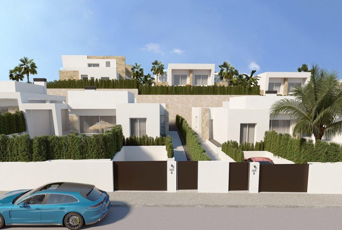 VILLA’S EN ALGORFA. VALLA DE UNA PLANTA. 136 M2 DE CASA. PARCELA 470 M2.SOTANO 180M2