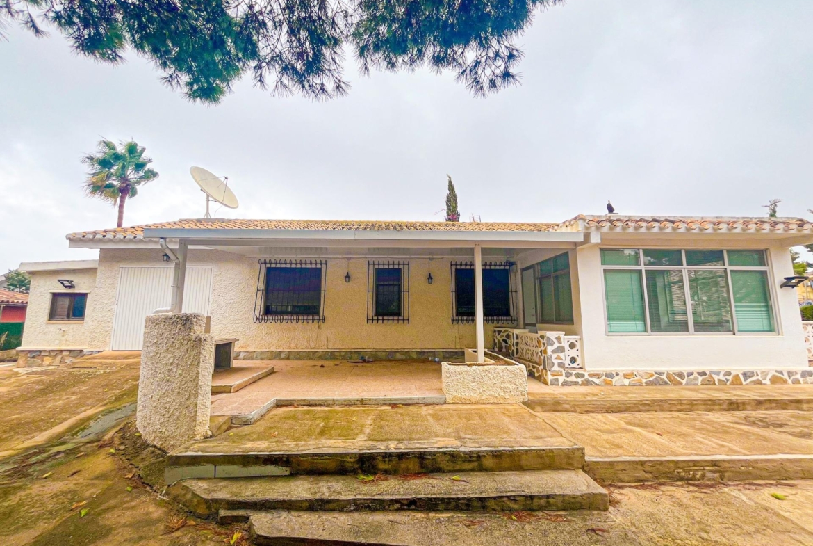 VILLA EN LOS BALCONES CON 1000 M2 DE PARCELA. 3 DORM. 2 BAÑOS. GARAJE PRIVADO DE 36 M2.