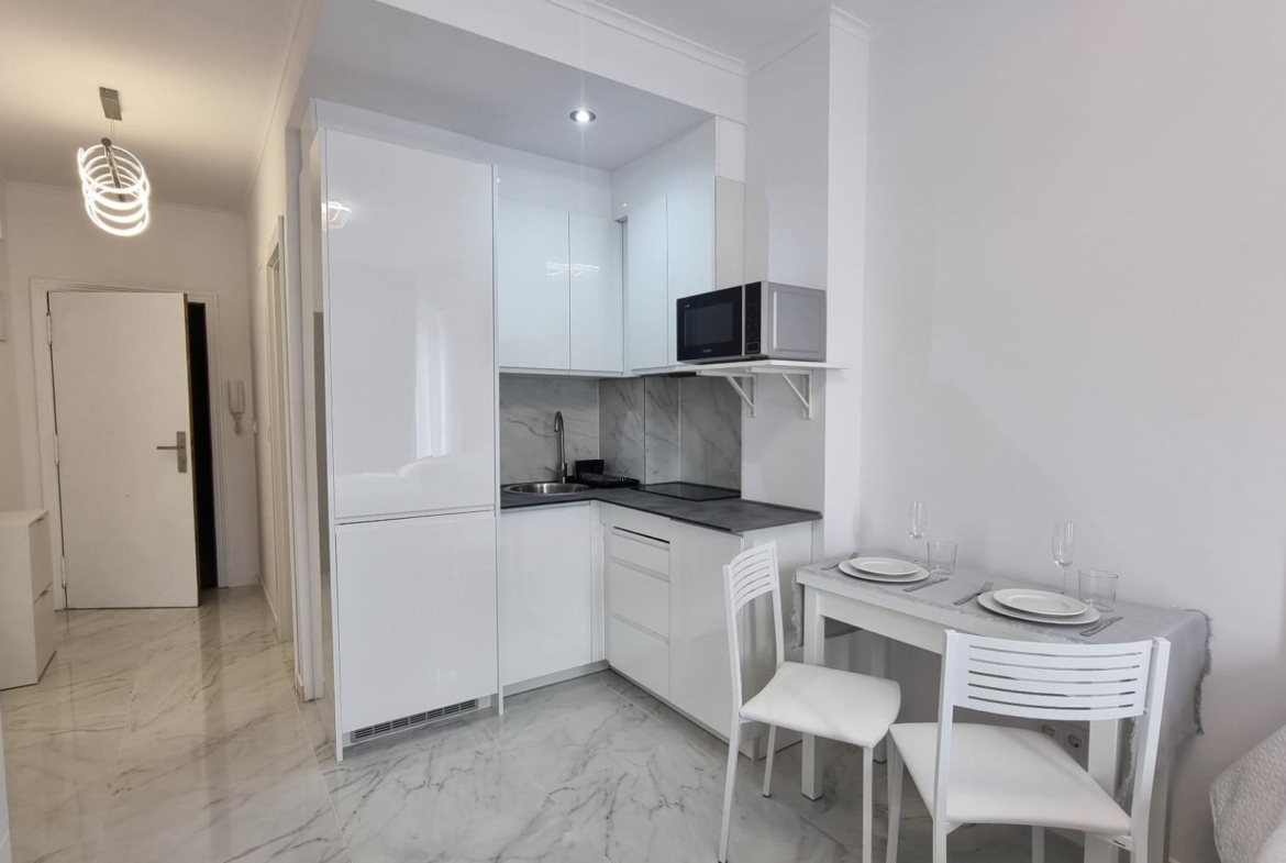 Estudio totalmente reformado a 50 metros de la playa de los Locos !