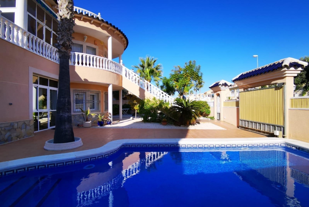 Ruim chalet in La Florida, Orihuela Costa – Ideaal om te genieten van de zon en het strand