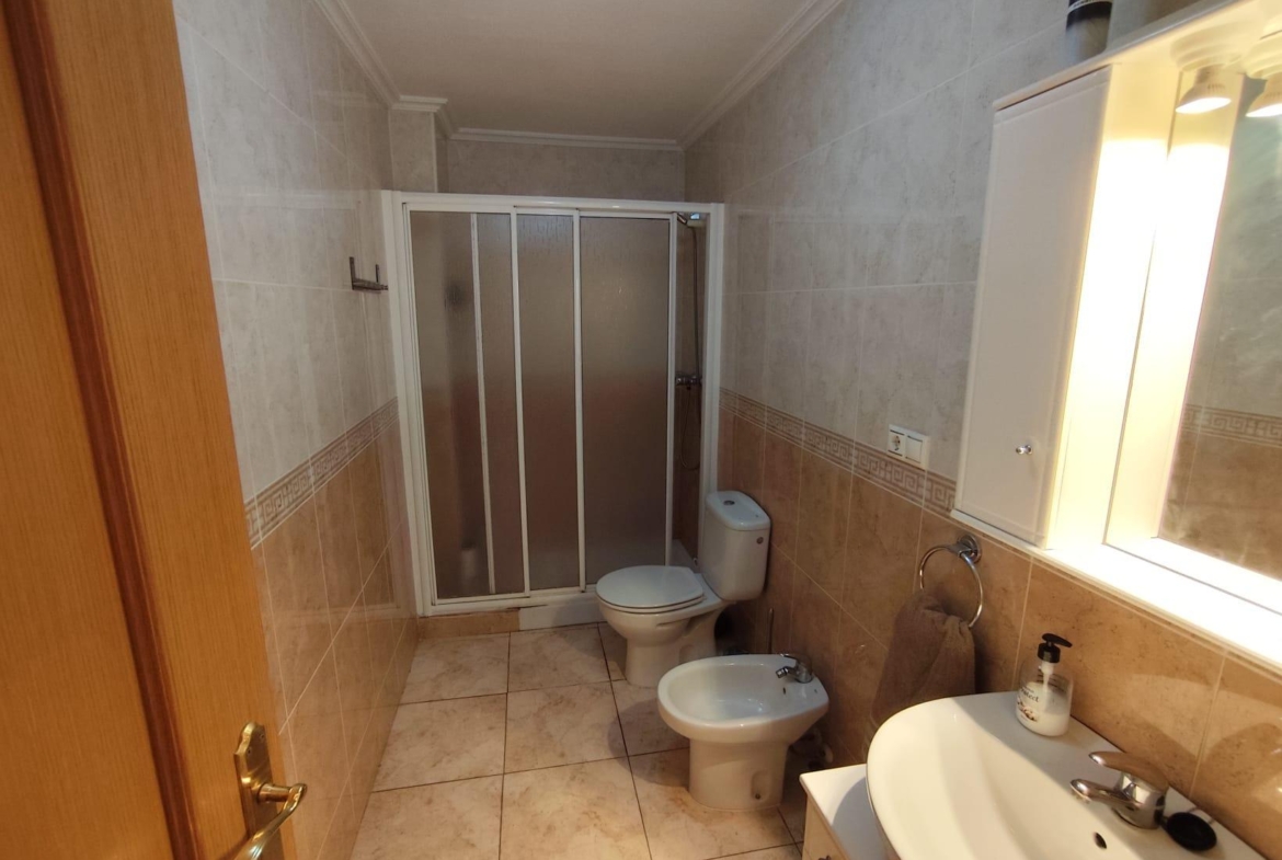 APARTAMENTO PLANTA BAJA A 150 METROS DE PLAYA. 4 DORM. 2 BAÑOS. 107 M2.