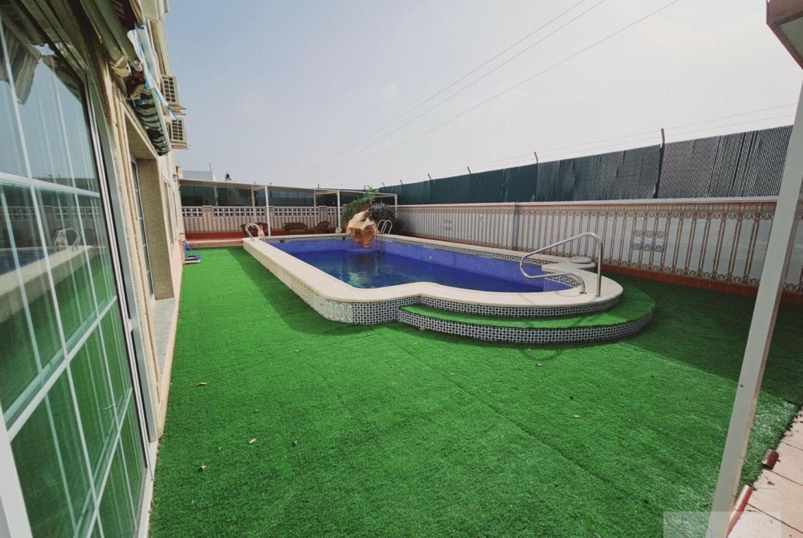 VILLA EN LA SIESTA CON 800 METROS DE PARCELA. PISCINA PRIVADA. 330 M2 DE CASA.