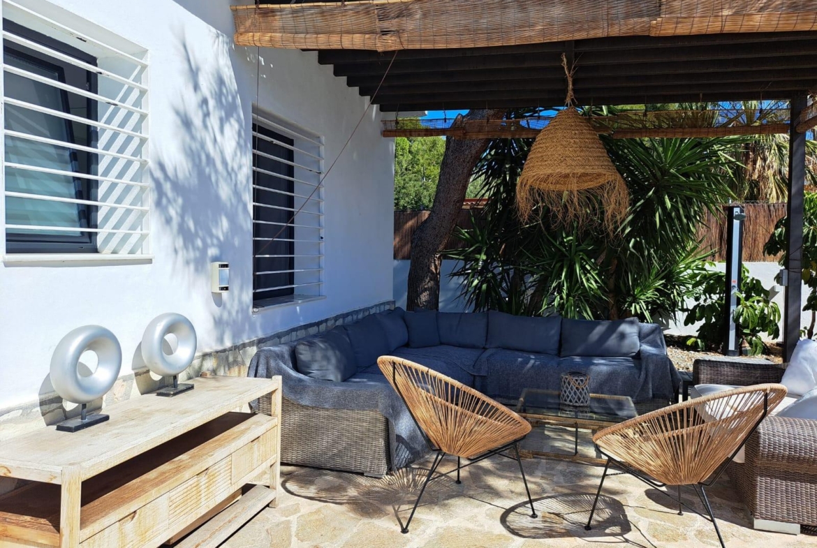 OCASIÓN CHALET INDEPENDIENTE CON VISTAS AL MAR LICENCIA TURÍSTICA EN LA COVETA