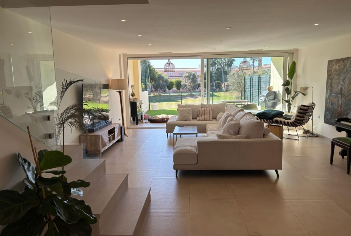 Exclusivo Chalet Pareado en Los Cisnes, Alicante: Confort y Modernidad