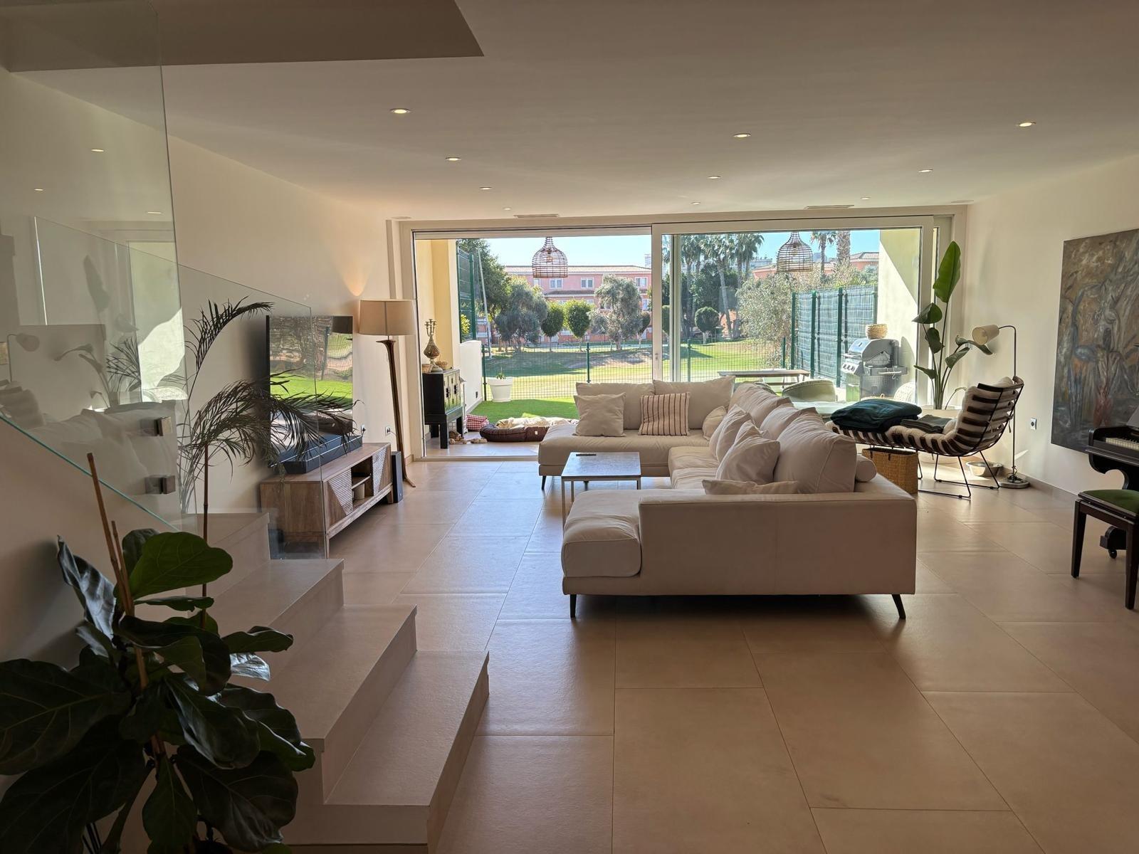 Exclusivo Chalet Pareado en Los Cisnes, Alicante: Confort y Modernidad