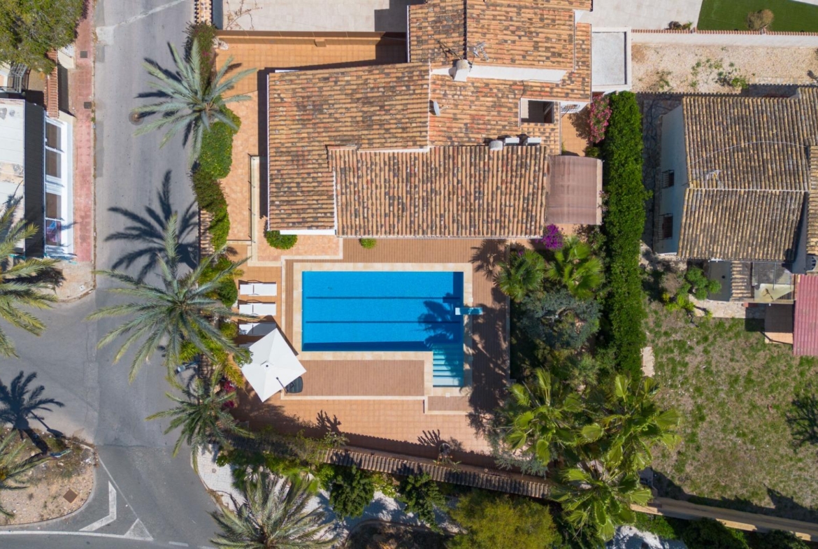 VILLA CON PISCINA PRIVADA EN PUNTA PRIMA CON PARCELA 540 M2. 4 DORM. 2 BAÑOS. 168 M2 DE CASA.