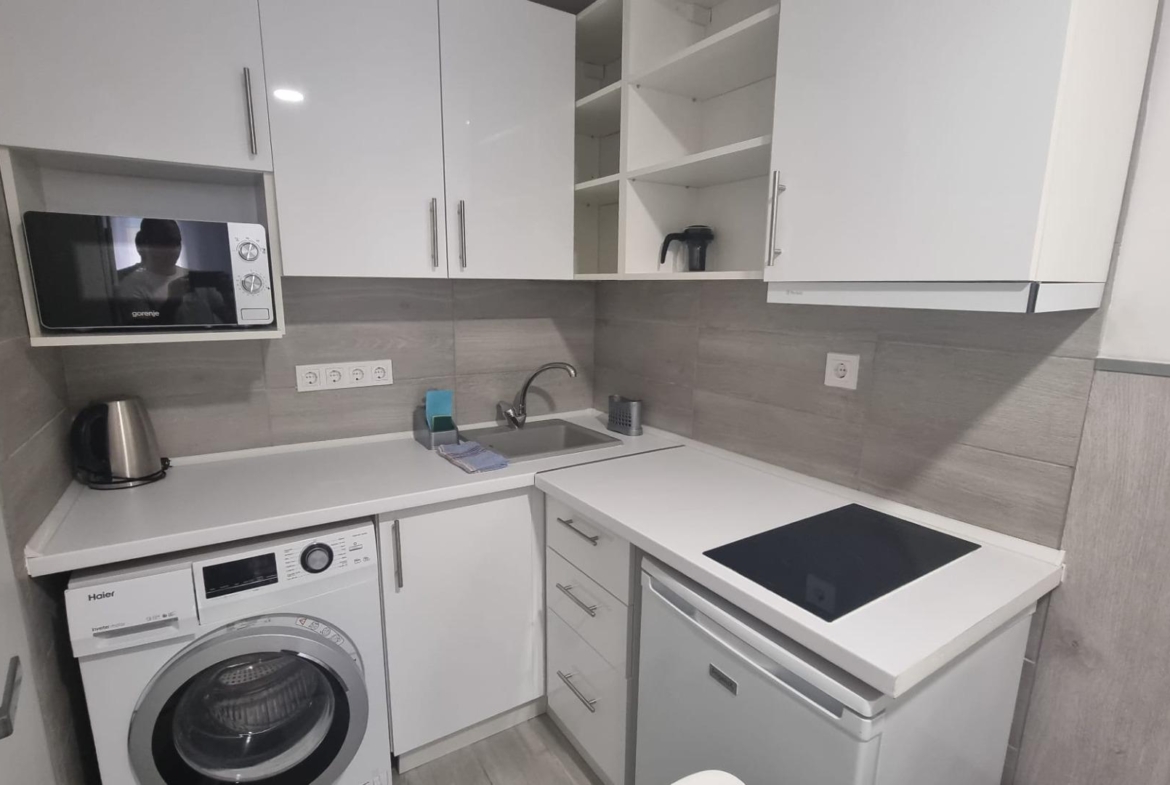 REFORMADO APARTAMENTO A 50 METROS DE PLAYA DE 3 DORMITORIOS 3 BAÑOS DIVIDIDO A 3 ESTUDIOS COMPLETOS PARA ALQUILAR. 105 M2 TOTAL.