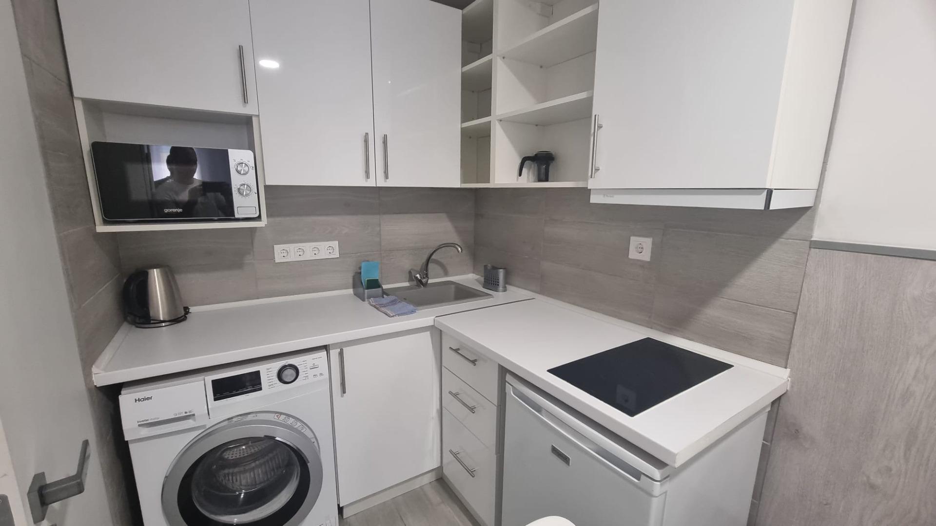 REFORMADO APARTAMENTO A 50 METROS DE PLAYA DE 3 DORMITORIOS 3 BAÑOS DIVIDIDO A 3 ESTUDIOS COMPLETOS PARA ALQUILAR. 105 M2 TOTAL.