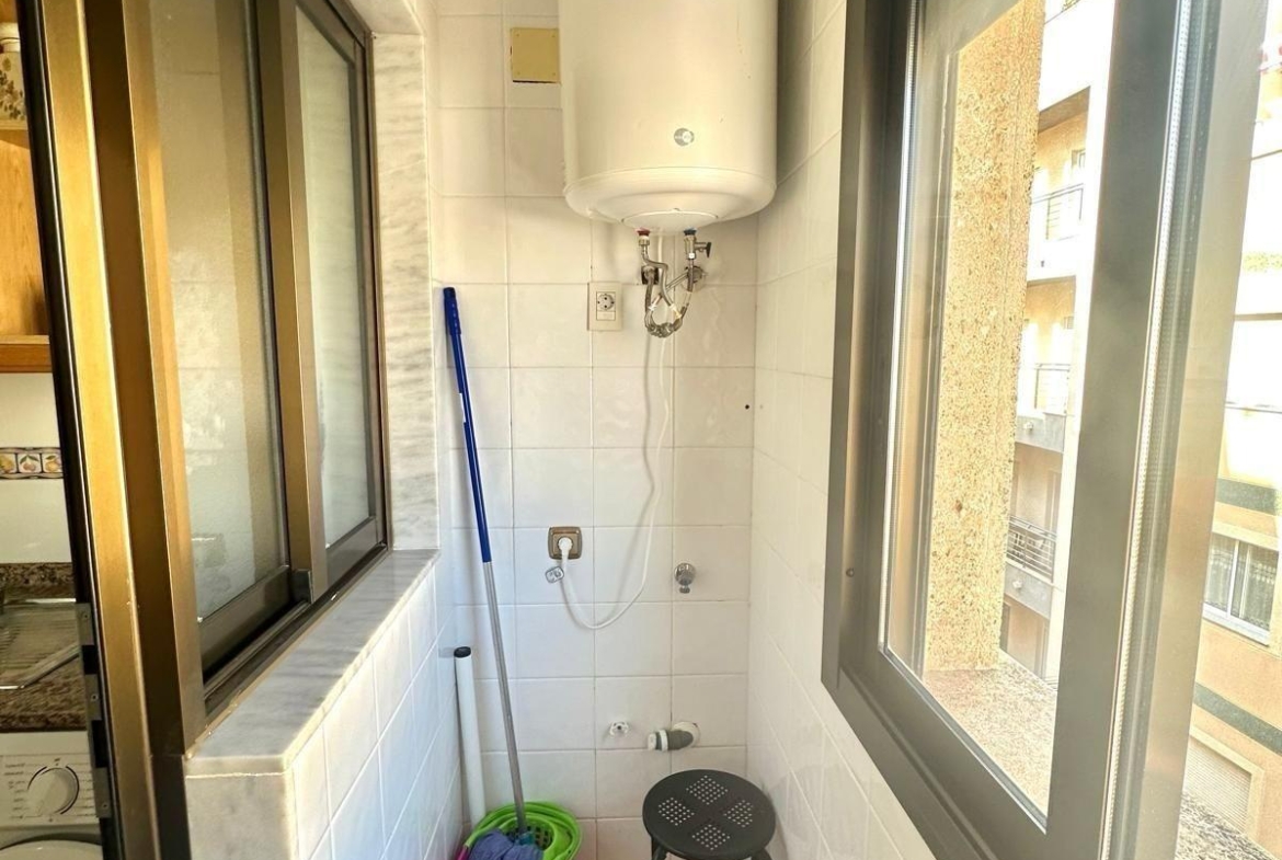GRANDE APARTAMENTO DE 4 DORM. 2 BAÑOS. A 400 METROS DEL PUERT0 DE TORREVIEJA CON 130 M2. Y GRAN TERRAZA.