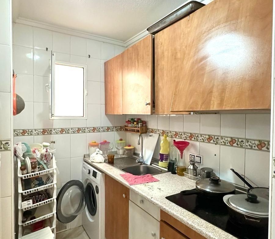 APATRAMENTO EN EL CENTRO DE TORREVIEJA CON PISCINA Y GARAJE INCLUIDO. 2 DORM. 1 BAÑO. SPEEL EEN 700 METRO.