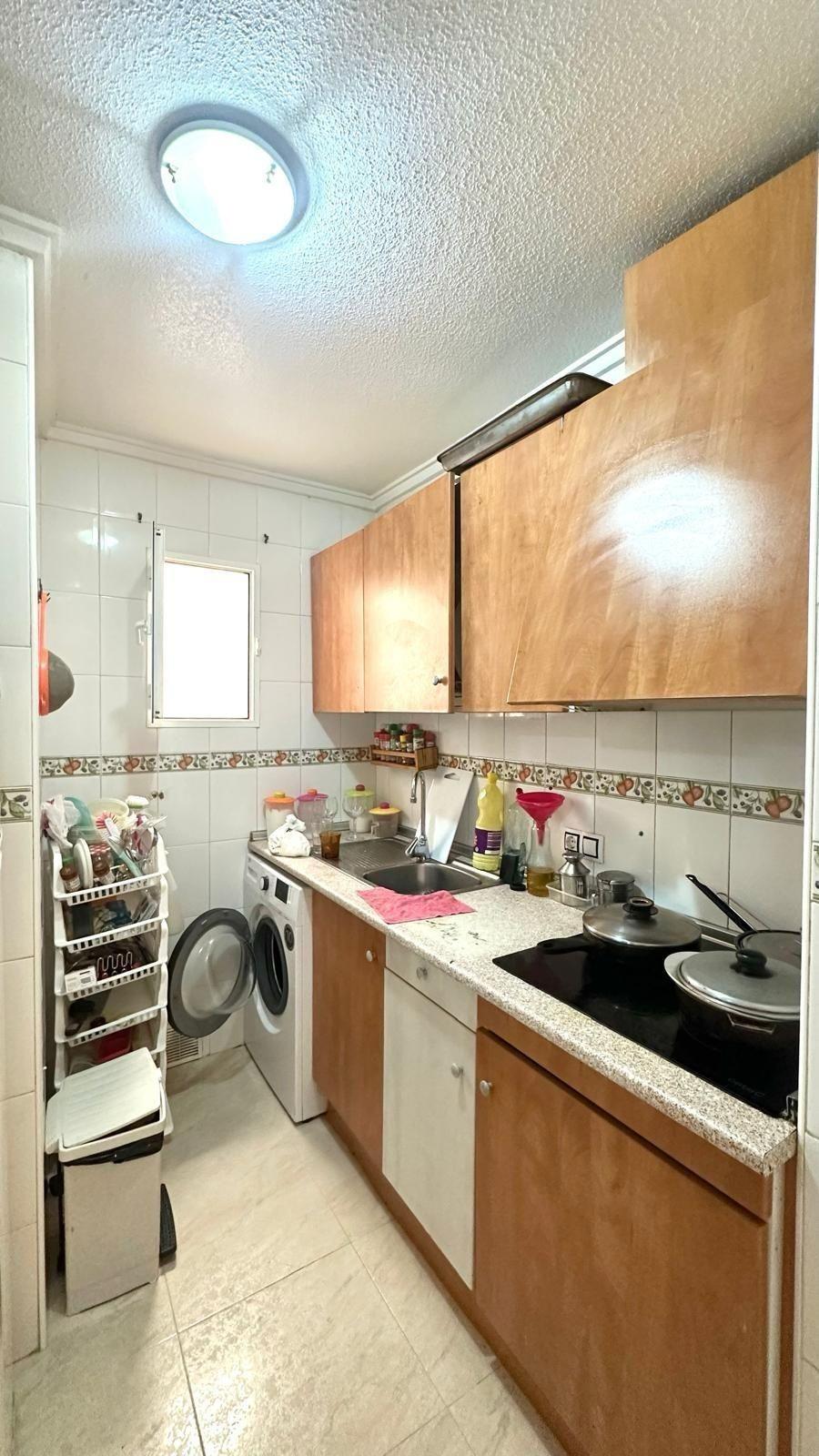 APATRAMENTO EN EL CENTRO DE TORREVIEJA CON PISCINA Y GARAJE INCLUIDO. 2 DORM. 1 BAÑO. SPEEL EEN 700 METRO.