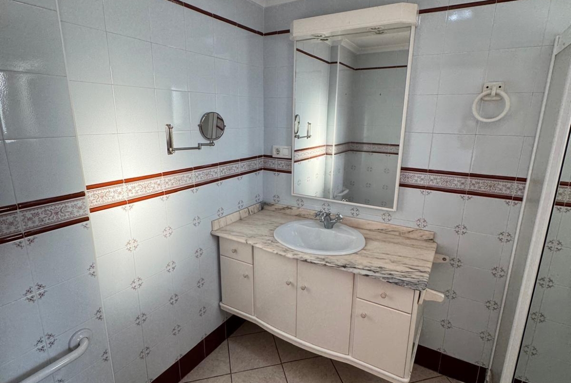 APARTAMENTO A 200 METROS DEL PUERTO DE TORREVIEJA CON SUPERFICIE DE 121 M2. 3 DORM. 2 BAÑOS.