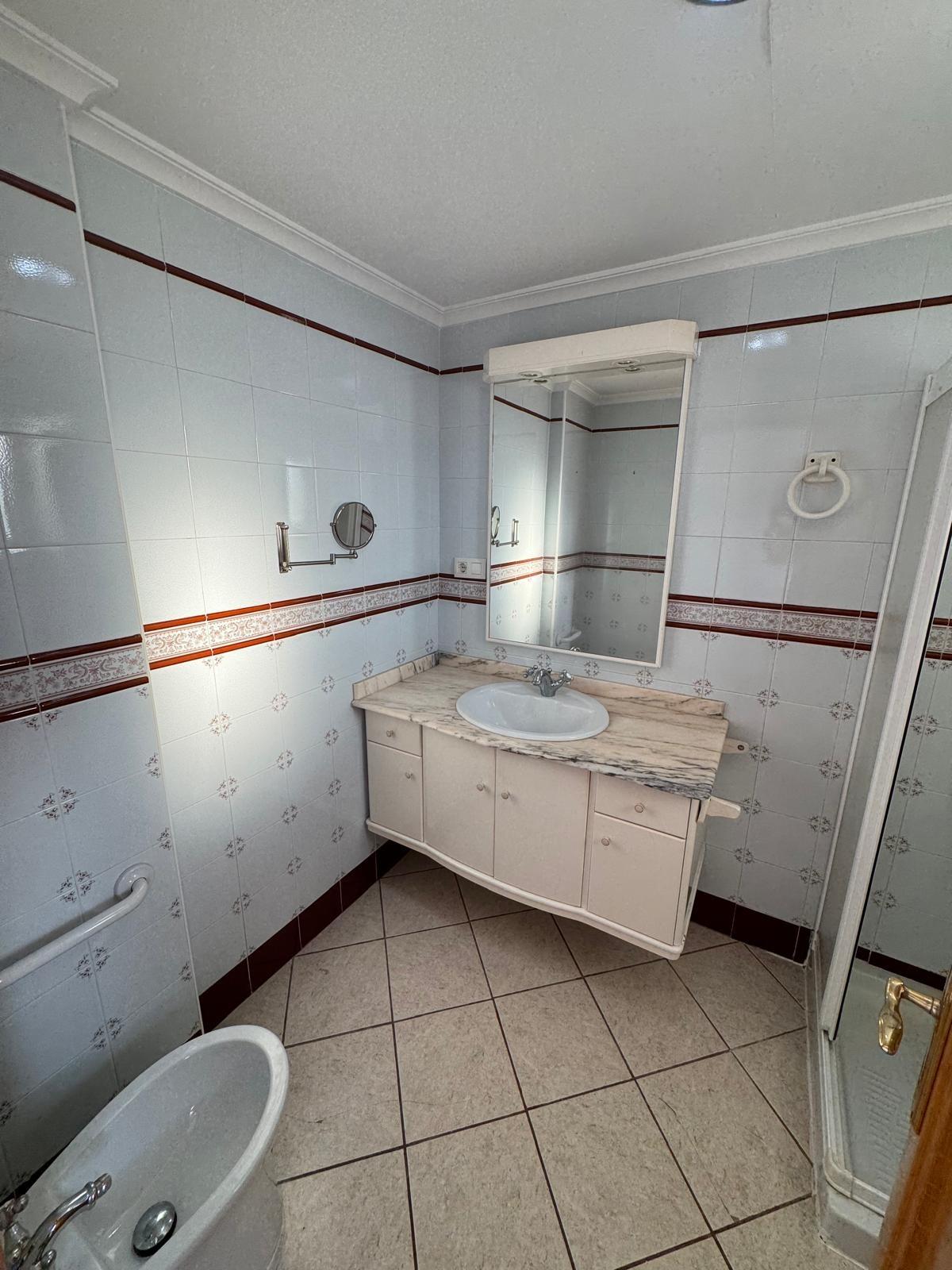 APARTAMENTO A 200 METROS DEL PUERTO DE TORREVIEJA CON SUPERFICIE DE 121 M2. 3 DORM. 2 BAÑOS.