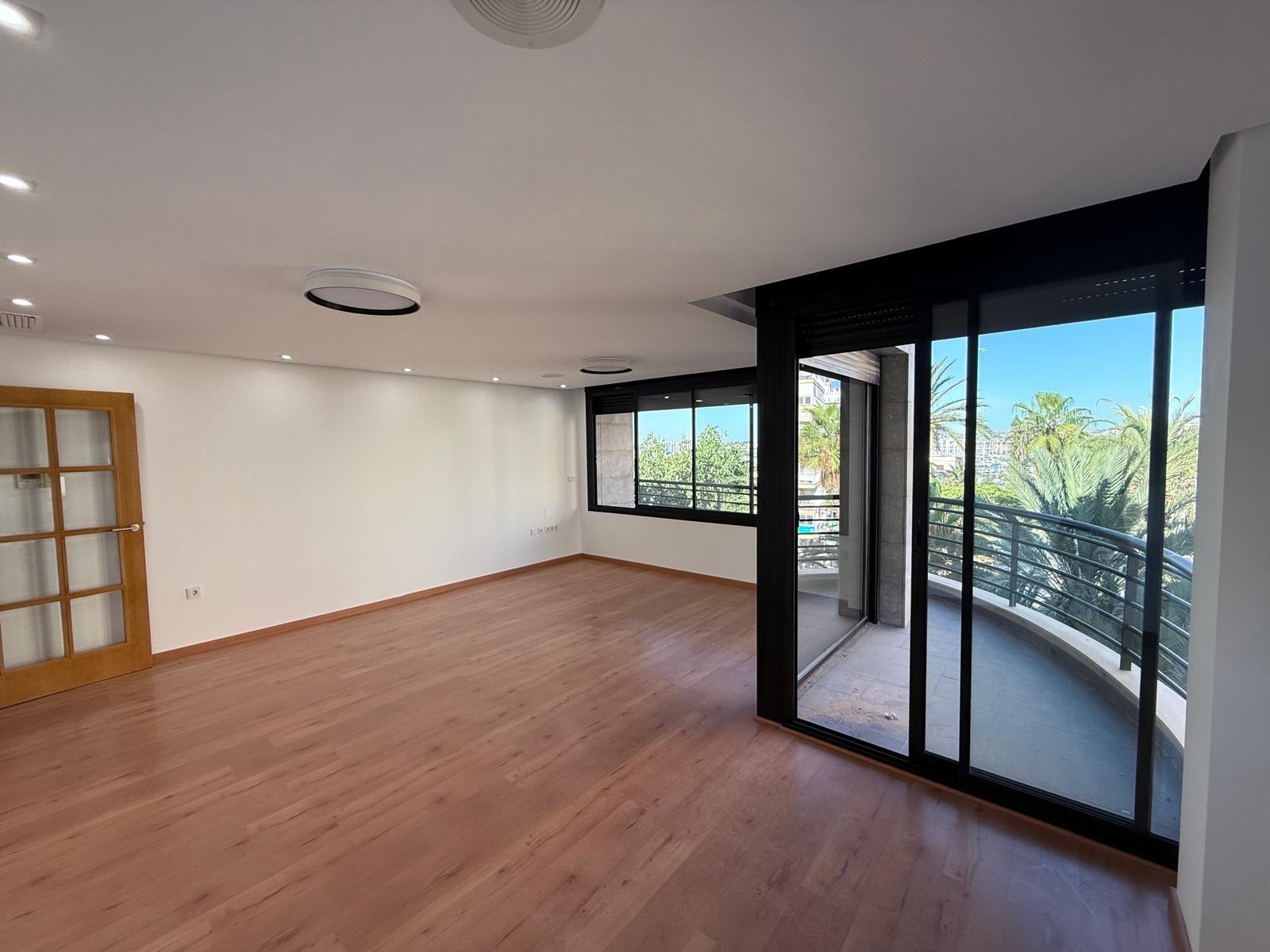 AMPLISIMO APARTAMENTO EN PRIMERA LINEA – PUERTO DE TORREVIEJA : 3 HAB, 2 BAÑOS, GARAJE Y TRASTERO