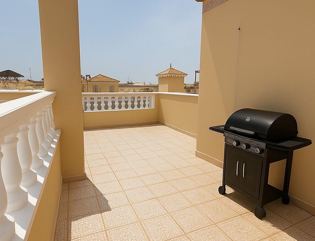 ADOSADO EN PLAYA FLAMENCA CON JARDIN Y PISCINA COMUNITARIA. 2 DORM. 2 BAÑOS. PARKING. 2 TERRAZAS GRANDES.