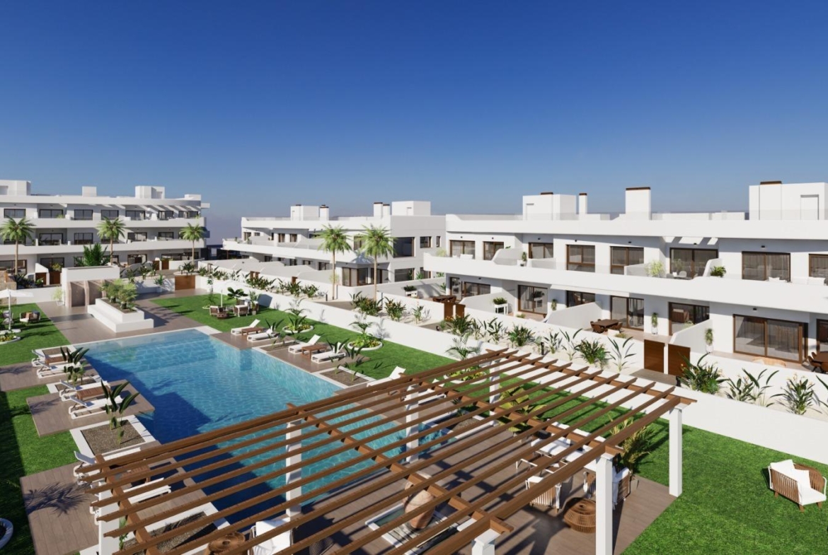 OBRA NUEVA EN LOS ALCÁZARES CON VISTAS AL MAR NENOR. BUNGALOWS PLANTA BAJA Y ALTA. 2 DORM. 2 BAÑOS. PARKING Y PISCINA.