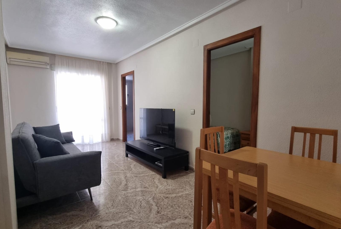 Apartamento semireformado a escasos metros de la playa !
