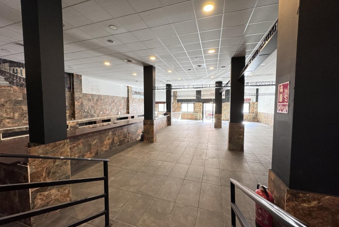 LOKALE COMERCIËLE CON SUPERFICIE DE 780 M2. SEGUNDA LINEA DE PLAYA. 70 METROS DEL MAR.