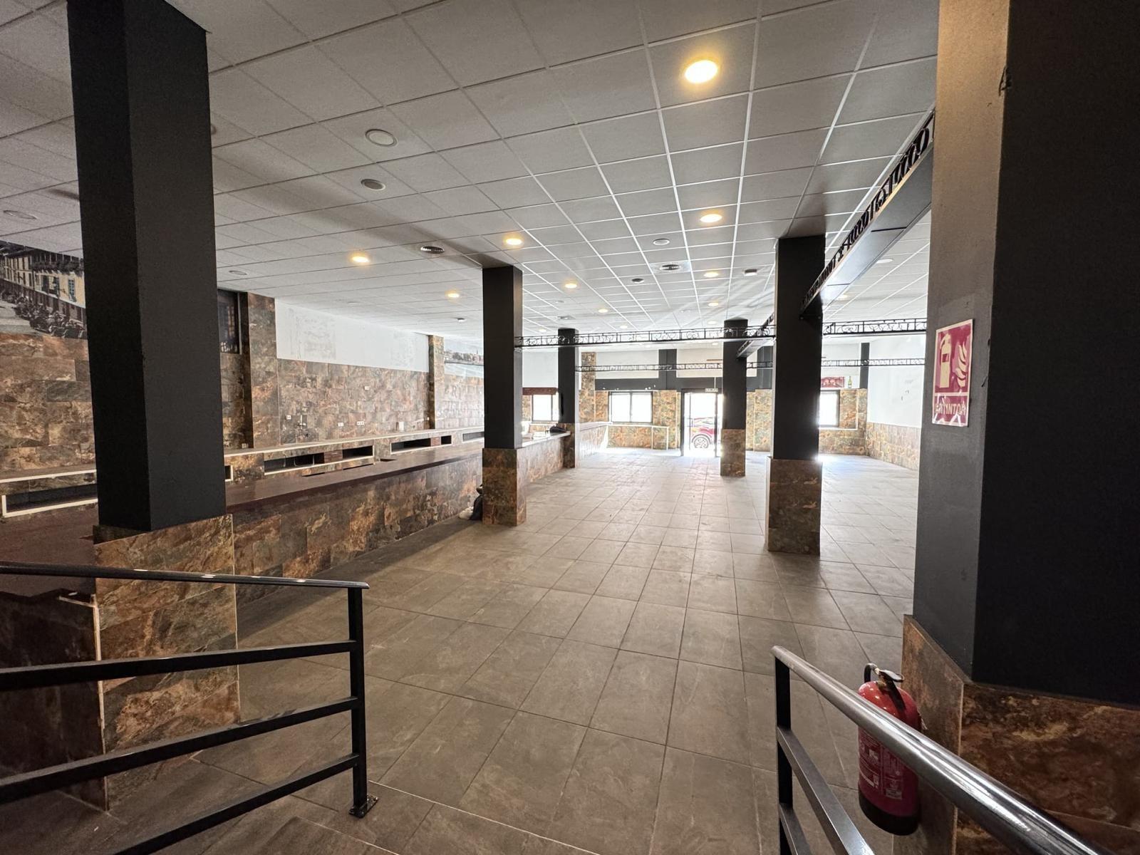 LOKALE COMERCIËLE CON SUPERFICIE DE 780 M2. SEGUNDA LINEA DE PLAYA. 70 METROS DEL MAR.