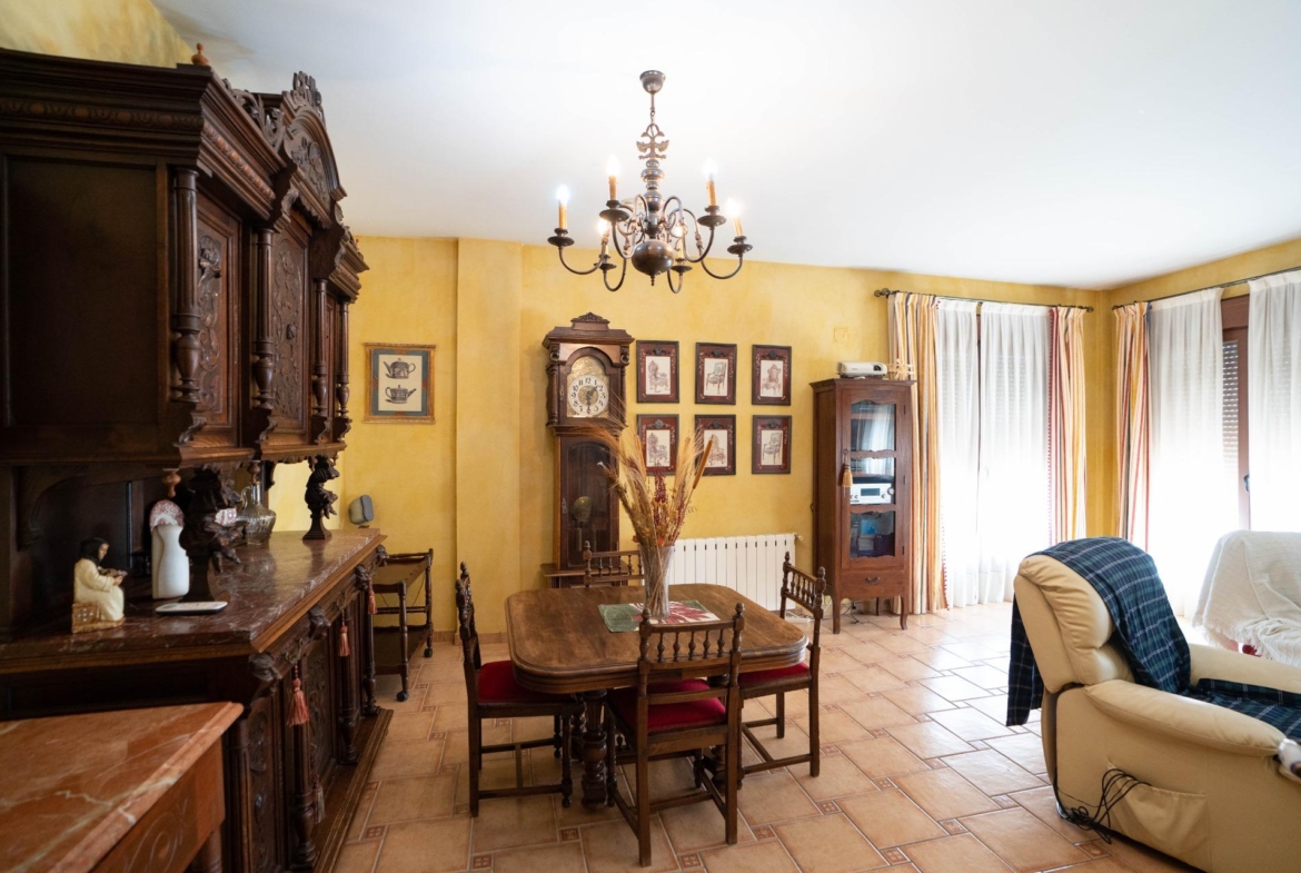 LARGE HOUSE WITH COMMERCIAL PREMISES IN SAN MIGUEL DE SALINAS