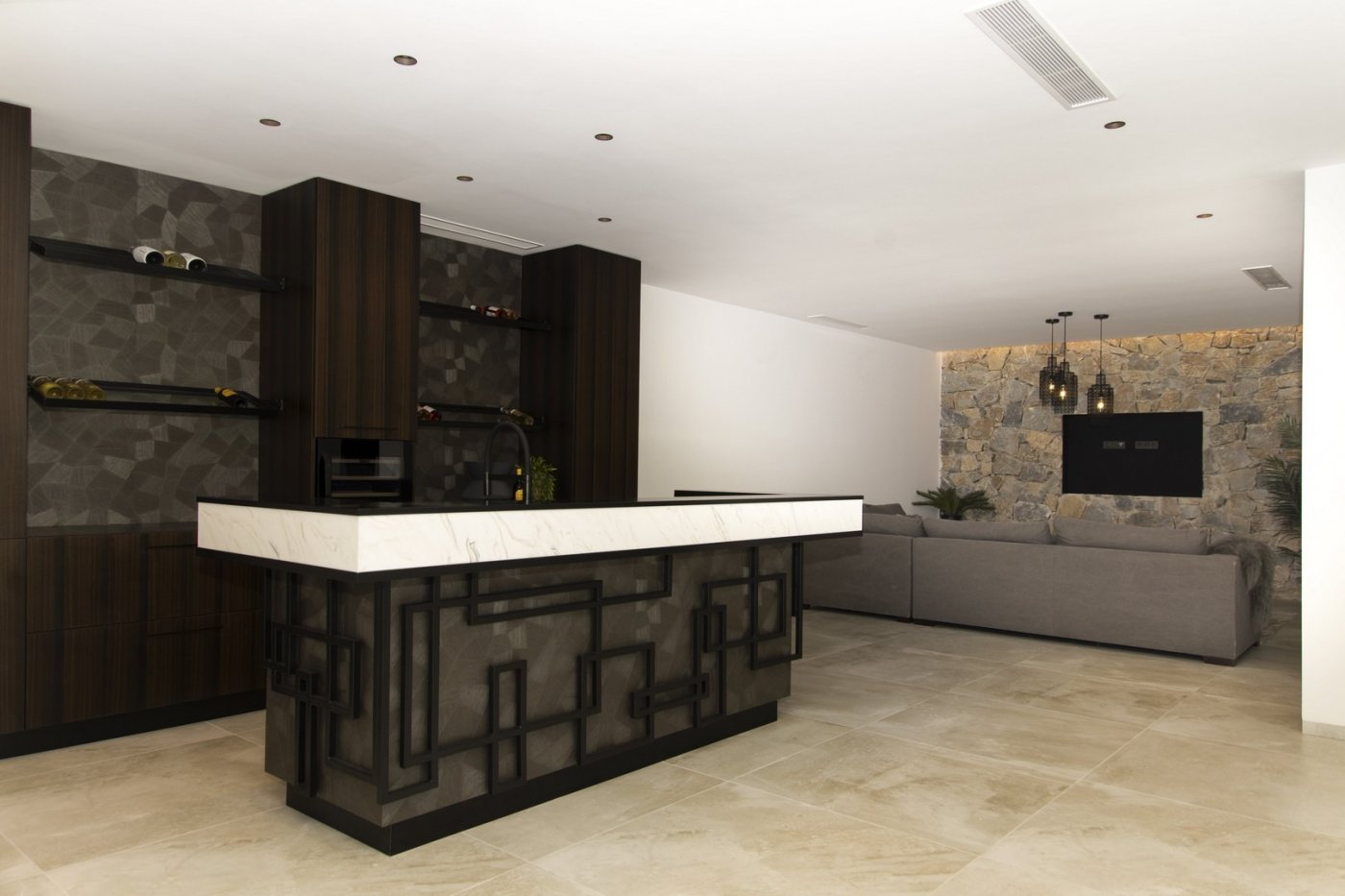 Design villa met een totale oppervlakte van 250 vierkante meter met uitzicht op Guardamar en de zee.
