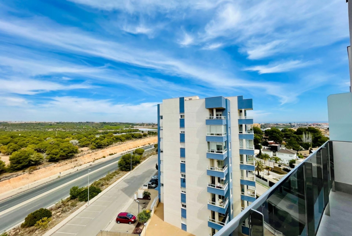 Klaar! Esplendido ático a estrenar en Sea Gardens con panorámica vista al mar !
