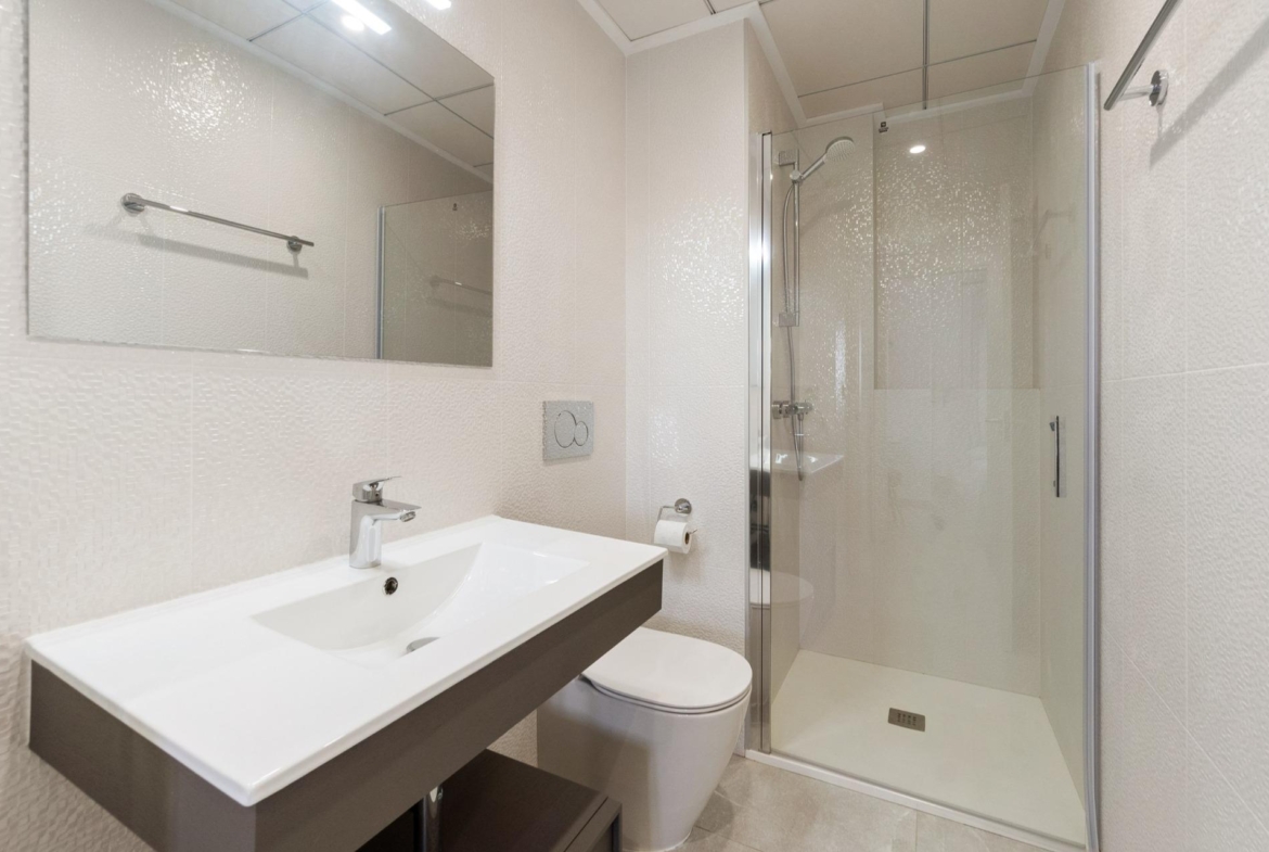 ESPECTACULAIR APPARTAMENTO CON LICENCIA TURISTICA. 2 DORM. 2 BAÑOS. GARAJE+TRASTERO. PISCINA.