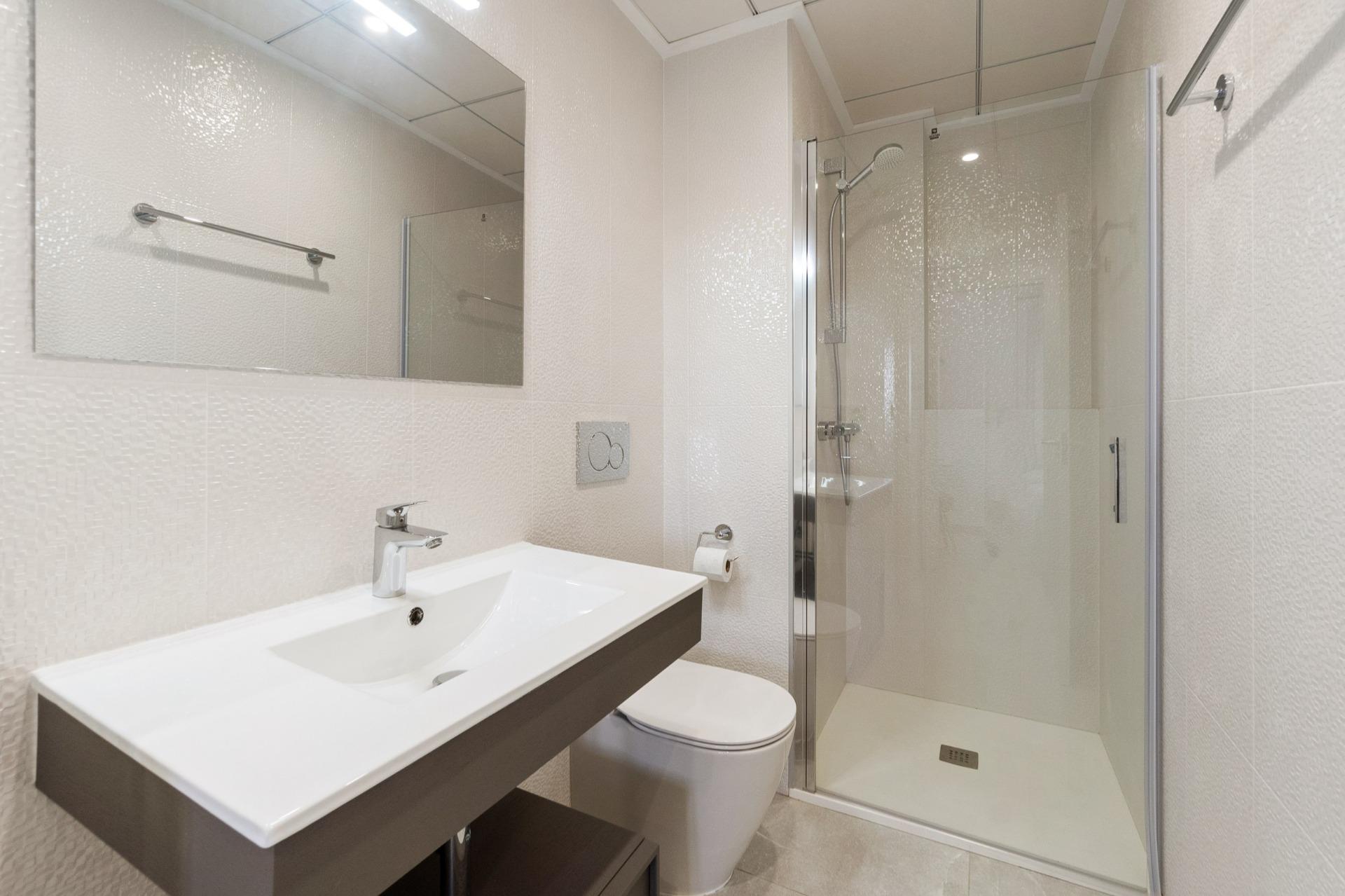 ESPECTACULAIR APPARTAMENTO CON LICENCIA TURISTICA. 2 DORM. 2 BAÑOS. GARAJE+TRASTERO. PISCINA.