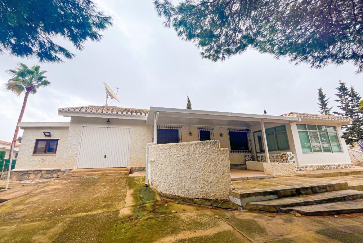 VILLA EN LOS BALCONES CON 1000 M2 DE PARCELA. 3 DORM. 2 BAÑOS. GARAJE PRIVADO DE 36 M2.