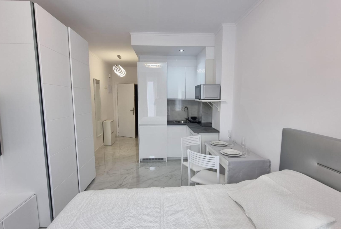 Estudio totalmente reformado a 50 metros de la playa de los Locos !