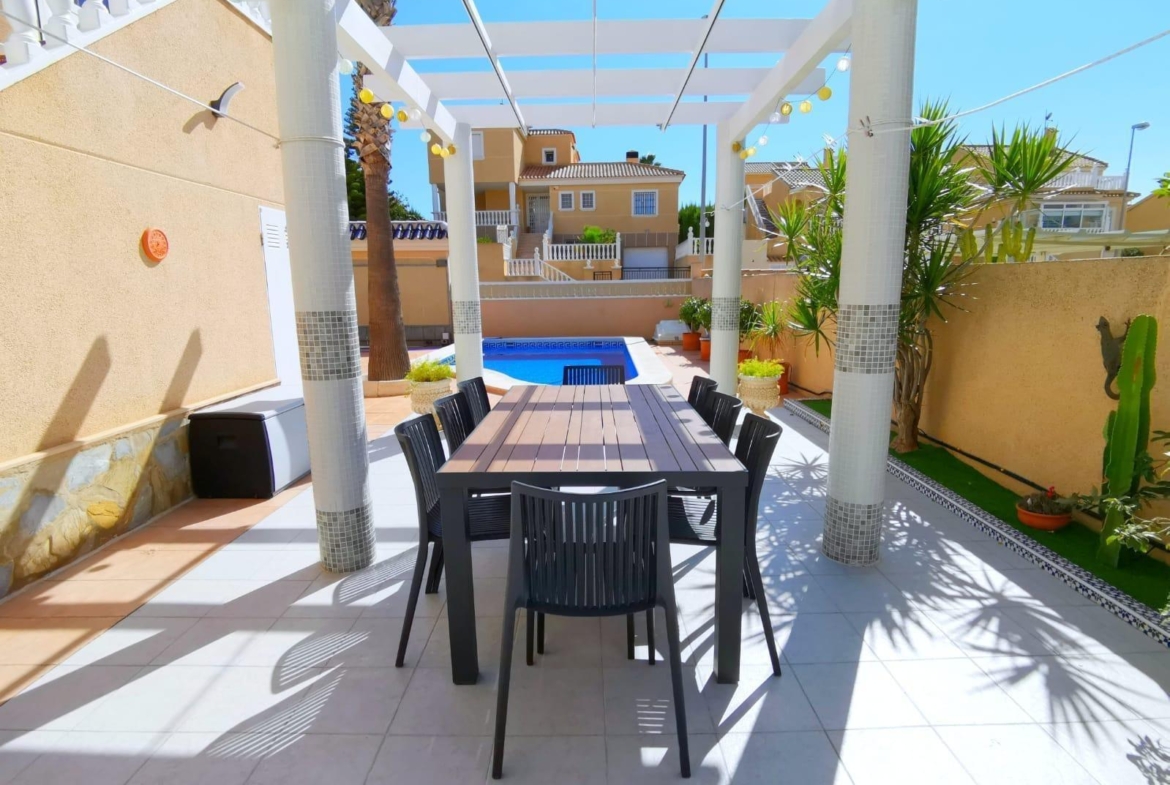 Ruim chalet in La Florida, Orihuela Costa – Ideaal om te genieten van de zon en het strand