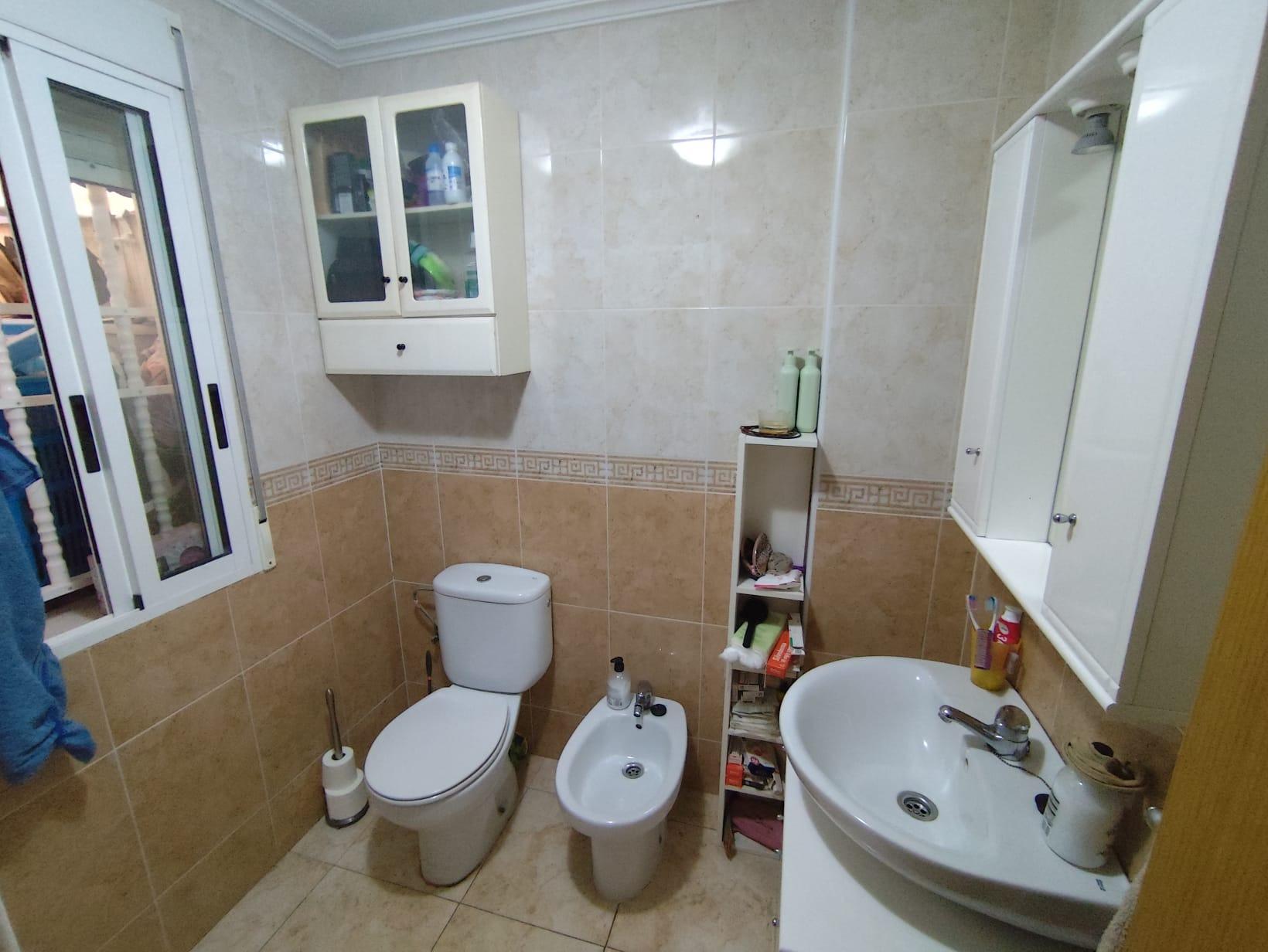 APARTAMENTO PLANTA BAJA A 150 METROS DE PLAYA. 4 DORM. 2 BAÑOS. 107 M2.