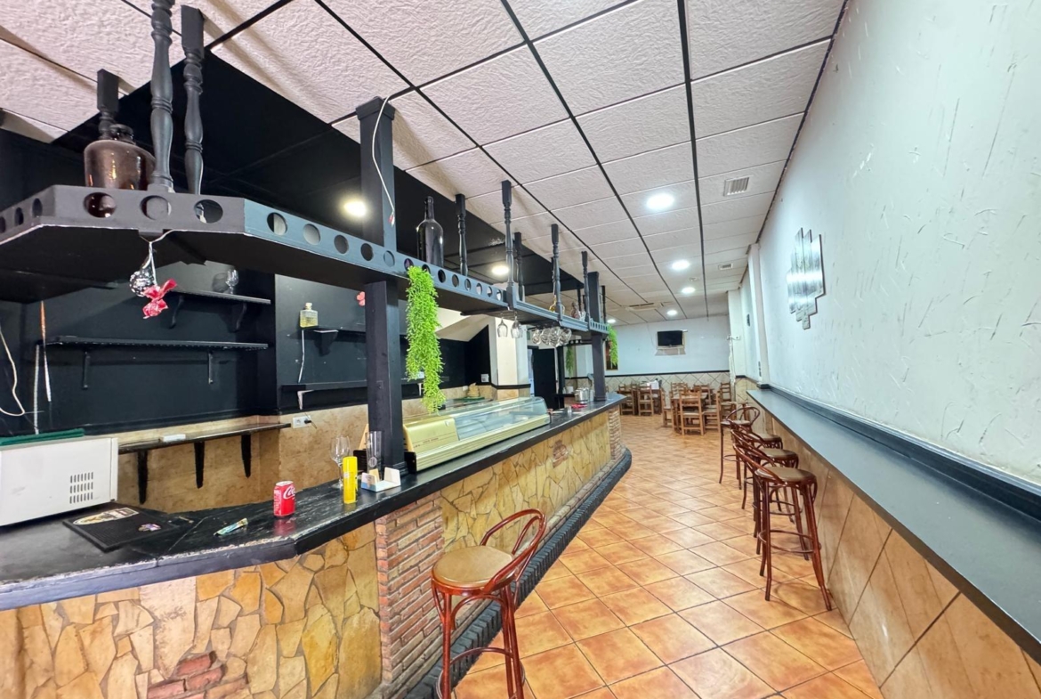 BAR EN VENTA. SE VENDE UN BAR A 500 METROS DE PLAYA DEL CURA CON 2 BAÑOS Y 150 M2 SUPERFICIE.