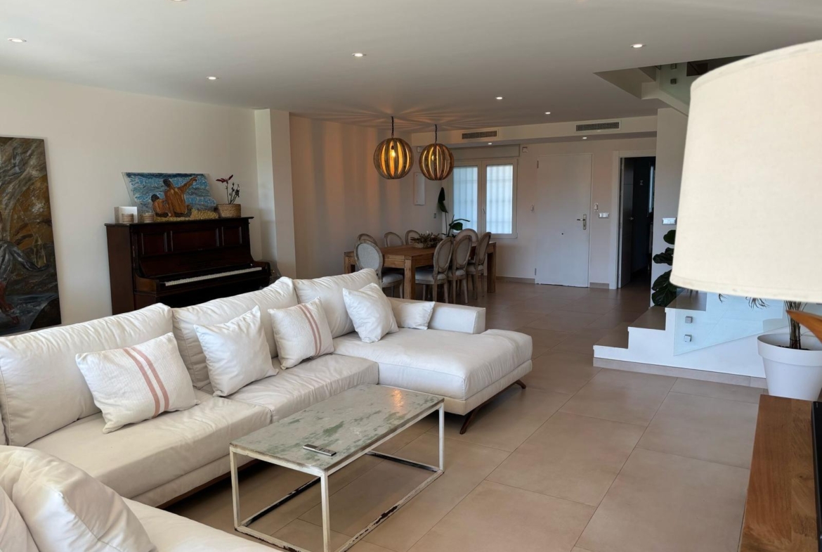 Exclusivo Chalet Pareado en Los Cisnes, Alicante: Confort y Modernidad