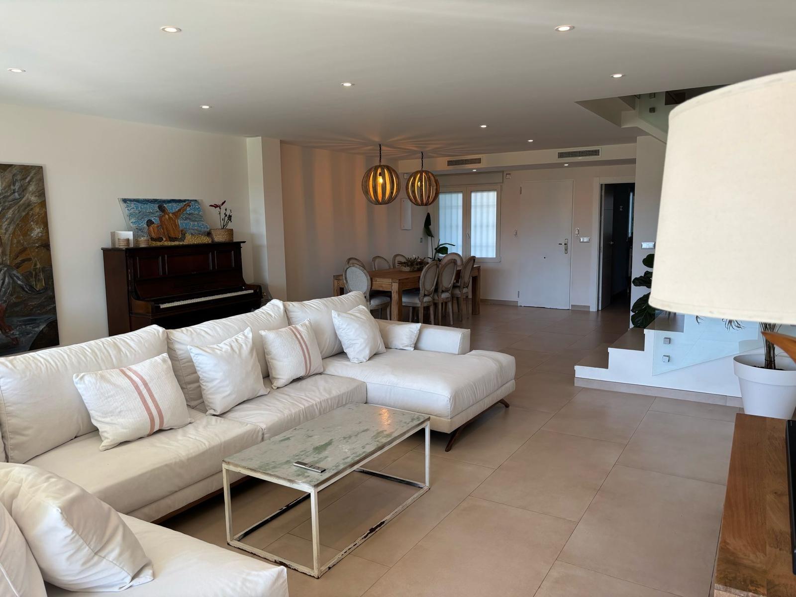 Exclusivo Chalet Pareado en Los Cisnes, Alicante: Confort y Modernidad