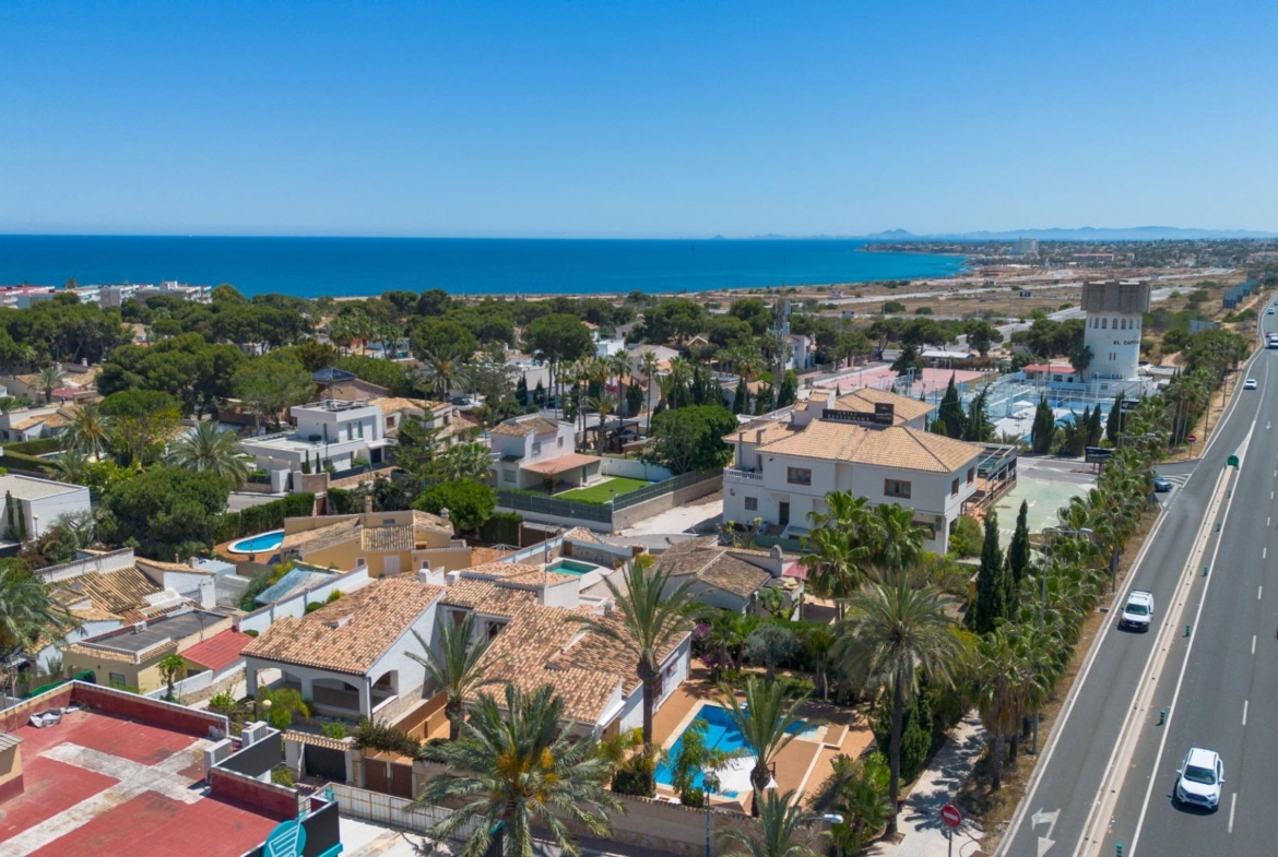 VILLA CON PISCINA PRIVADA EN PUNTA PRIMA CON PARCELA 540 M2. 4 DORM. 2 BAÑOS. 168 M2 DE CASA.