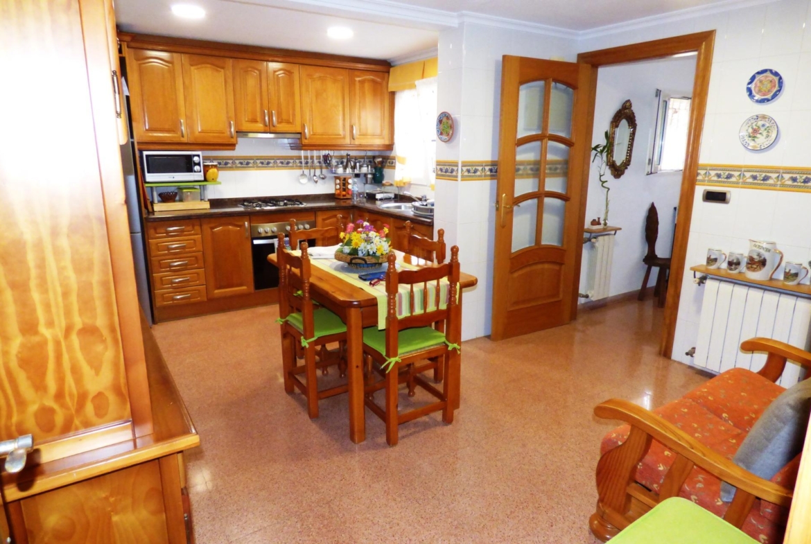 Chalet Adosado con Estilo Único a Pocos Pasos de la Playa de San Juan
