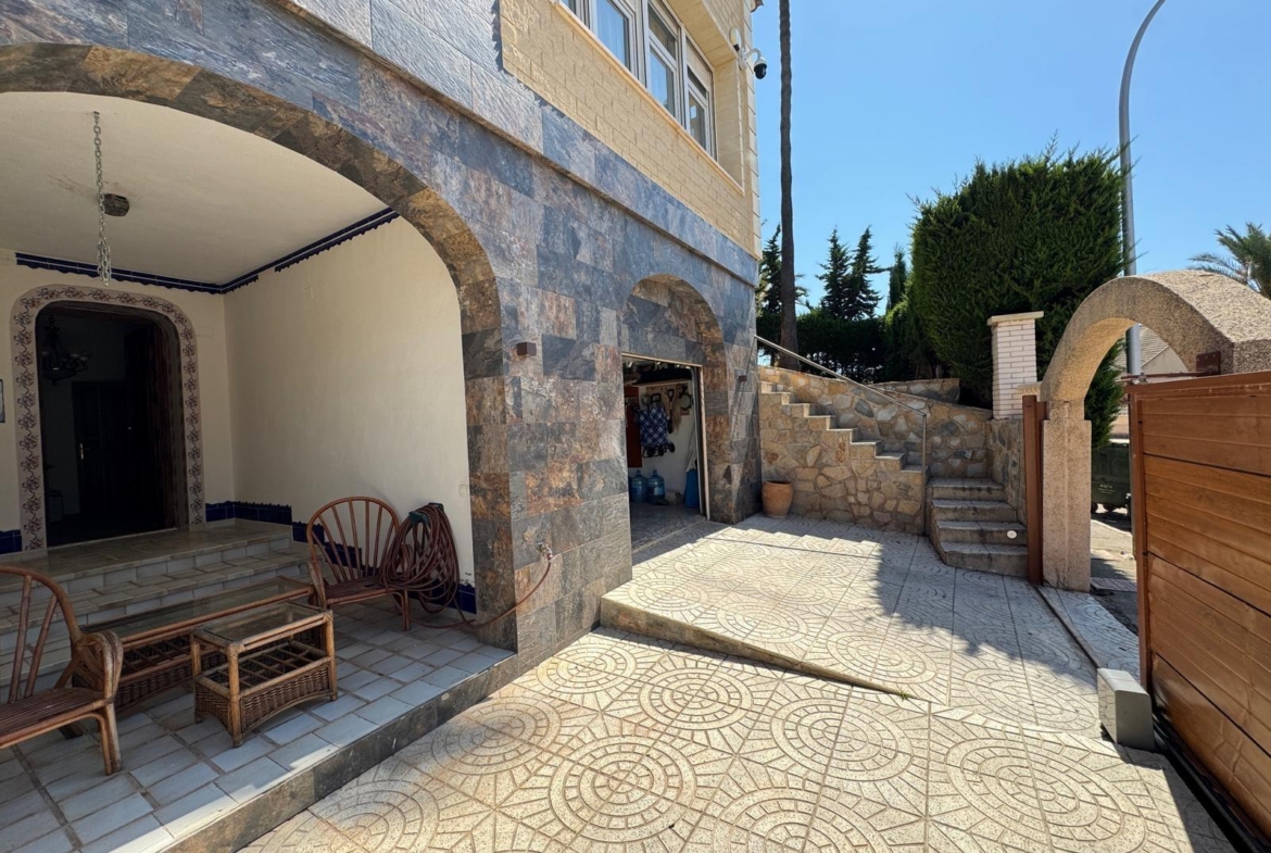 VILLA DE LIJO EN CAMPOAMOR CON 639 M2 DE CASA. PARCELA 800 M2. PISCINA PROPIA. 5 DORM. 4 BAÑOS. PLAYA A 650 METROS.
