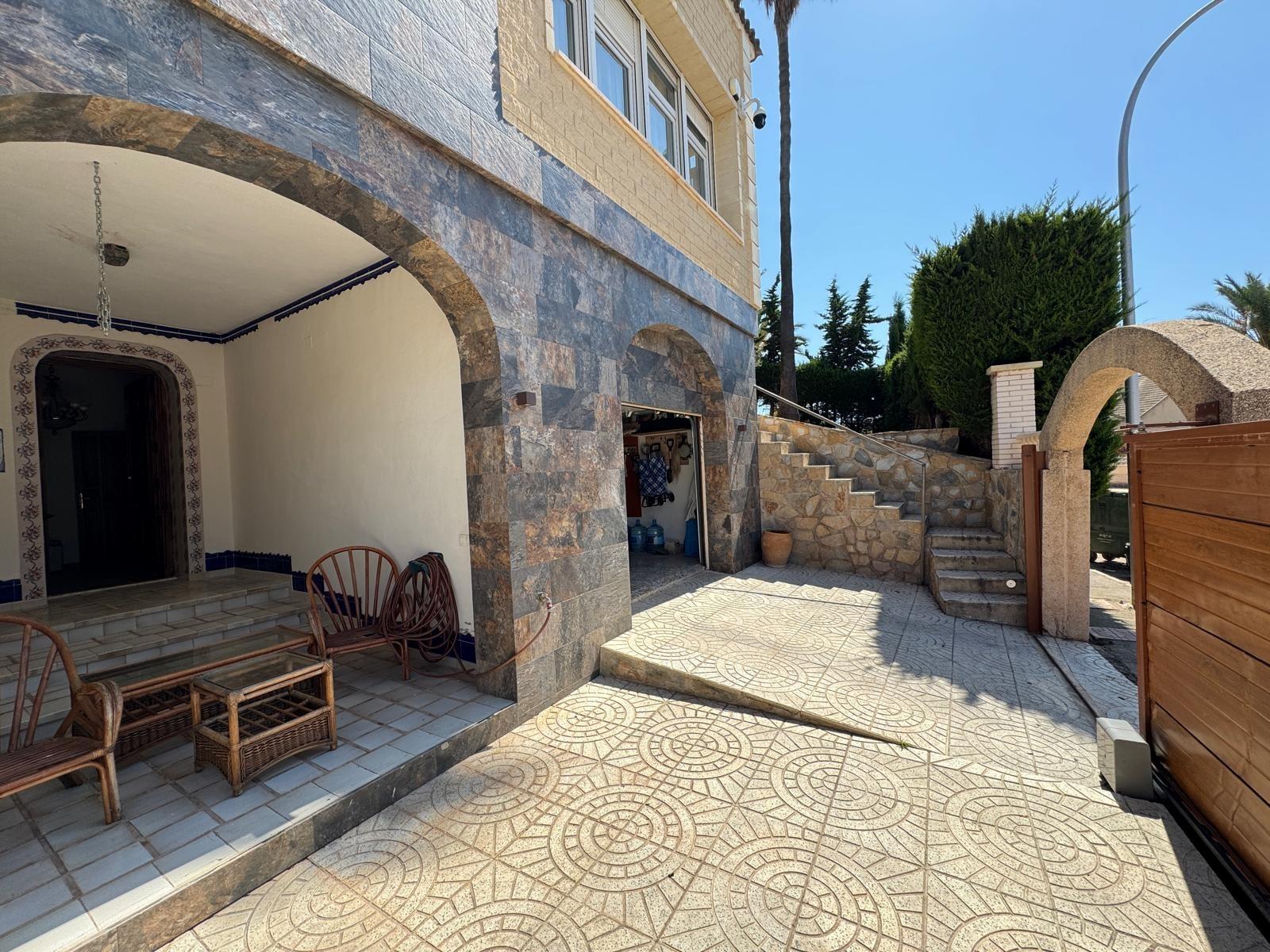 2-13-220 VILLA DE LIJO EN CAMPOAMOR CON 639 M2 DE CASA. PARCELA 800 M2. PISCINA PROPIA. 5 DORM. 4 BAÑOS. PLAYA A 650 METROS.