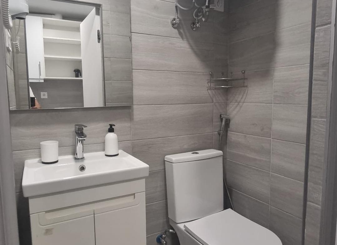 REFORMADO APARTAMENTO A 50 METROS DE PLAYA DE 3 DORMITORIOS 3 BAÑOS DIVIDIDO A 3 ESTUDIOS COMPLETOS PARA ALQUILAR. 105 M2 TOTAL.