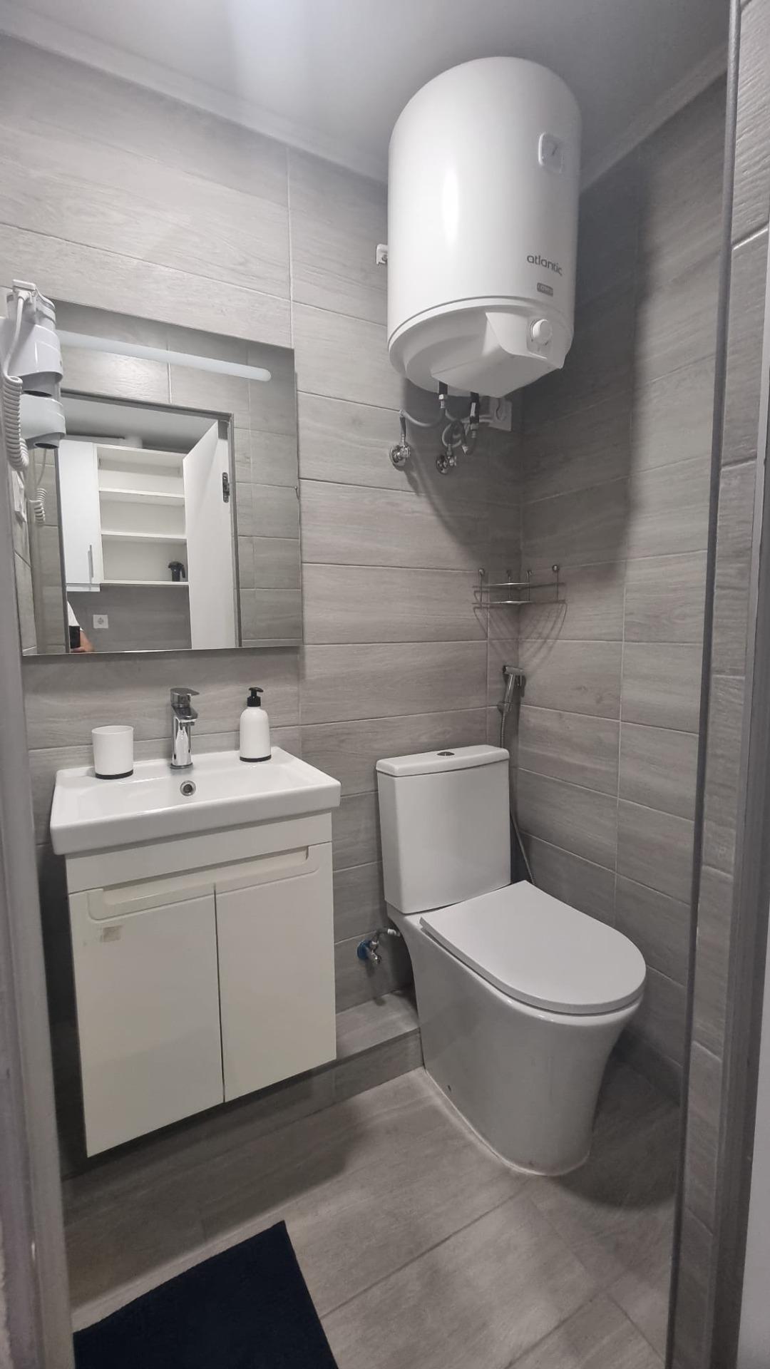 REFORMADO APARTAMENTO A 50 METROS DE PLAYA DE 3 DORMITORIOS 3 BAÑOS DIVIDIDO A 3 ESTUDIOS COMPLETOS PARA ALQUILAR. 105 M2 TOTAL.