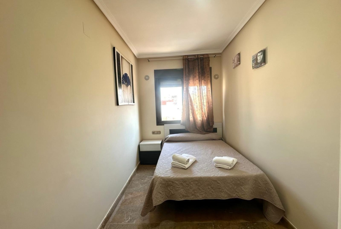 GRANDE APARTAMENTO DE 4 DORM. 2 BAÑOS. A 400 METROS DEL PUERT0 DE TORREVIEJA CON 130 M2. Y GRAN TERRAZA.