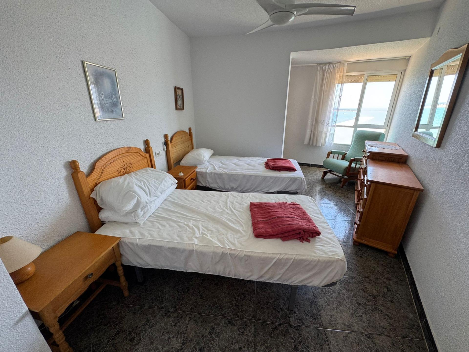 2-13-239 Fantástico apartamento de 3 slaapzalios en primera línea de playa en Torrevieja