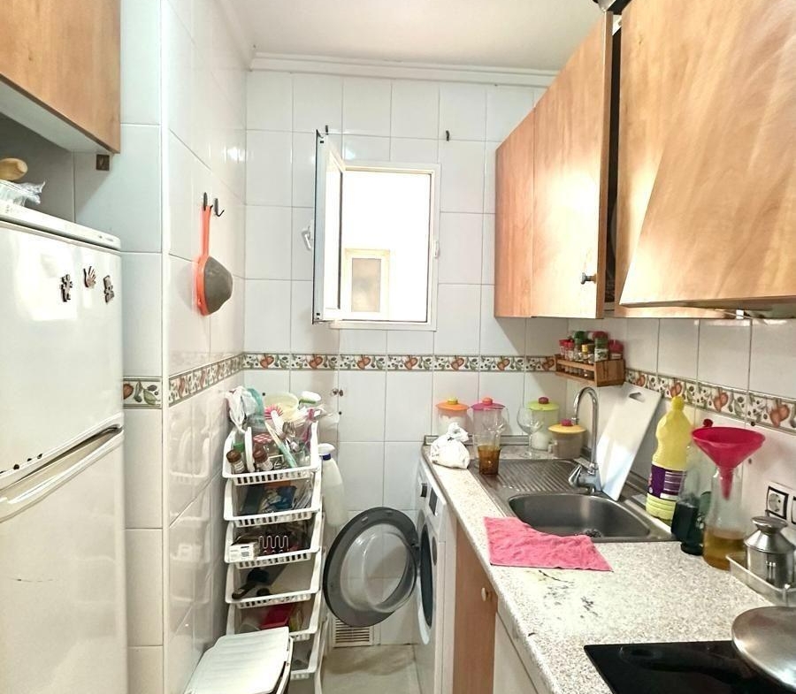 APATRAMENTO EN EL CENTRO DE TORREVIEJA CON PISCINA Y GARAJE INCLUIDO. 2 DORM. 1 BAÑO. SPEEL EEN 700 METRO.