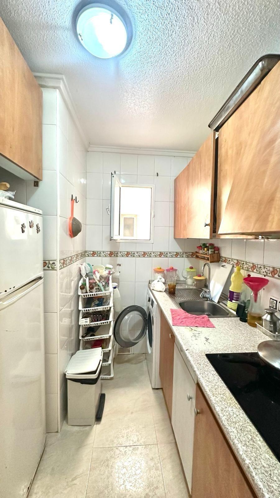 APATRAMENTO EN EL CENTRO DE TORREVIEJA CON PISCINA Y GARAJE INCLUIDO. 2 DORM. 1 BAÑO. SPEEL EEN 700 METRO.