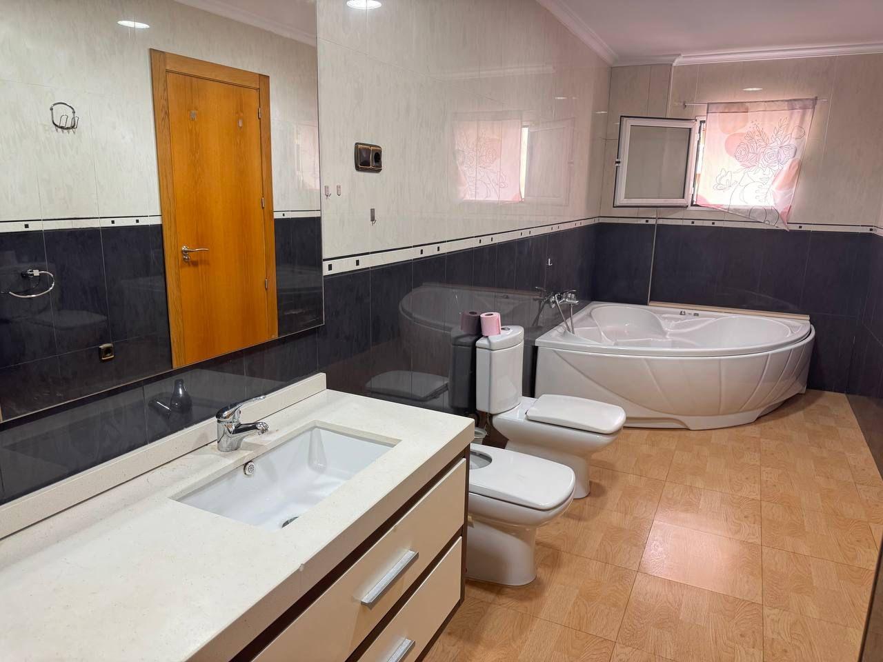 2-13-257 Spacious Semi-New Apartment in Torrevieja, Ideal for Living