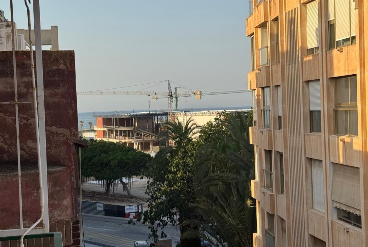 APARTAMENTO A 200 METROS DEL PUERTO DE TORREVIEJA CON SUPERFICIE DE 121 M2. 3 DORM. 2 BAÑOS.