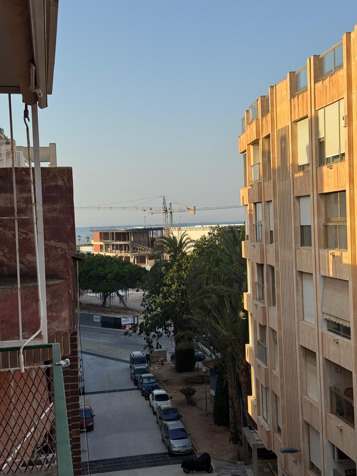 APARTAMENTO A 200 METROS DEL PUERTO DE TORREVIEJA CON SUPERFICIE DE 121 M2. 3 DORM. 2 BAÑOS.