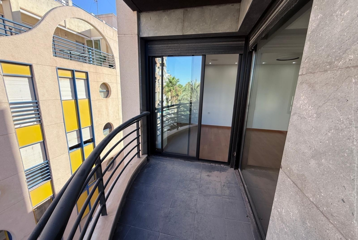 AMPLISIMO APARTAMENTO EN PRIMERA LINEA – PUERTO DE TORREVIEJA : 3 HAB, 2 BAÑOS, GARAJE Y TRASTERO