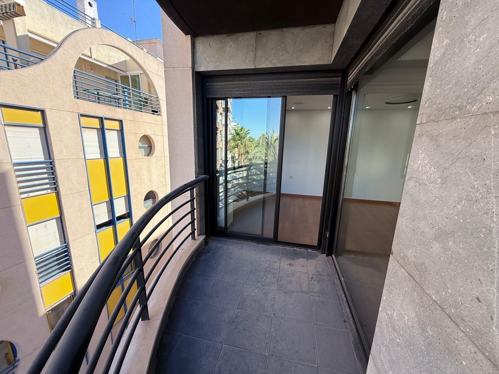 AMPLISIMO APARTAMENTO EN PRIMERA LINEA – PUERTO DE TORREVIEJA : 3 HAB, 2 BAÑOS, GARAJE Y TRASTERO